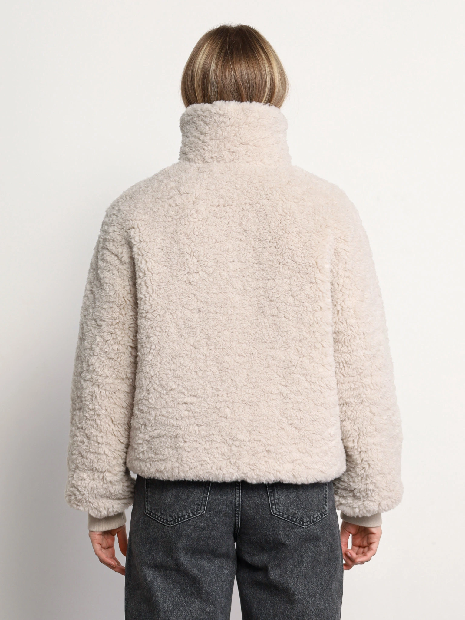 Куртка укороченная светло-серого цвета